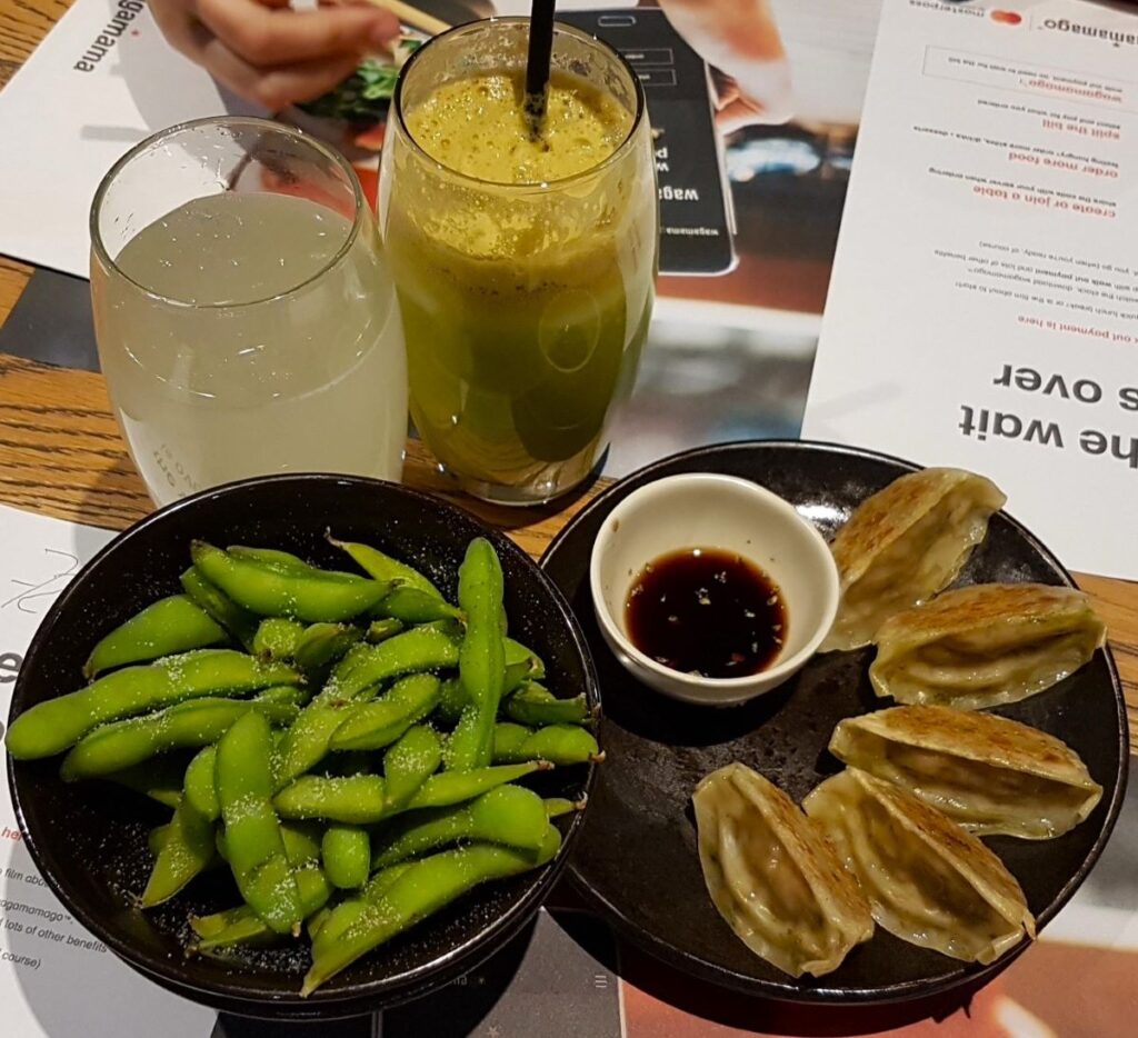 Edamame y gyozas en Wagamama Birmingham