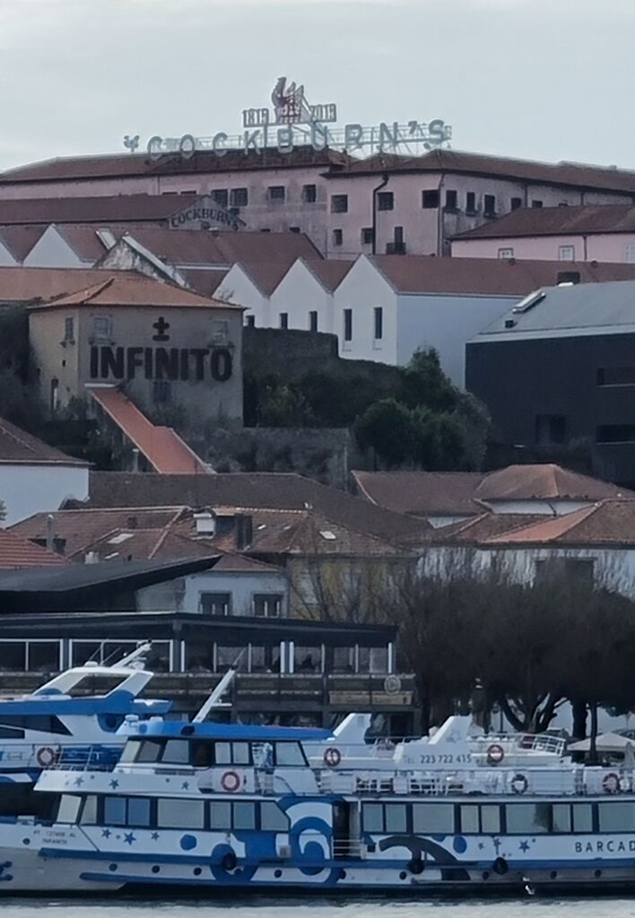 Vista de las Bodegas Cockburn's desde el río Duero en Oporto con el letrero en el tejado