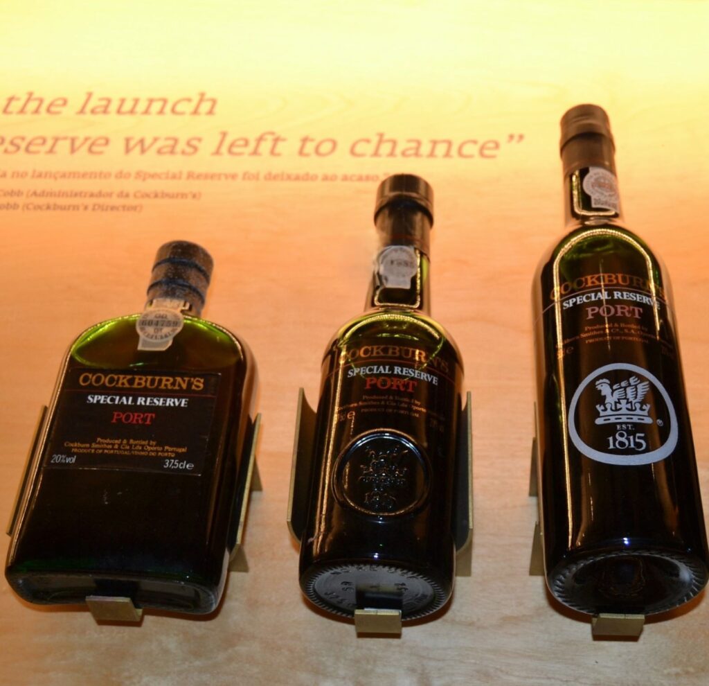 Evolución histórica de las botellas del Cockburn's Special Reserve Port desde 1969 expuestas en el museo