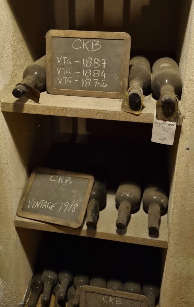 Botellas de Cockburn's Vintage de las añadas 1872, 1884 y 1887 en la sala de Vintage de las Bodegas Cockburn's