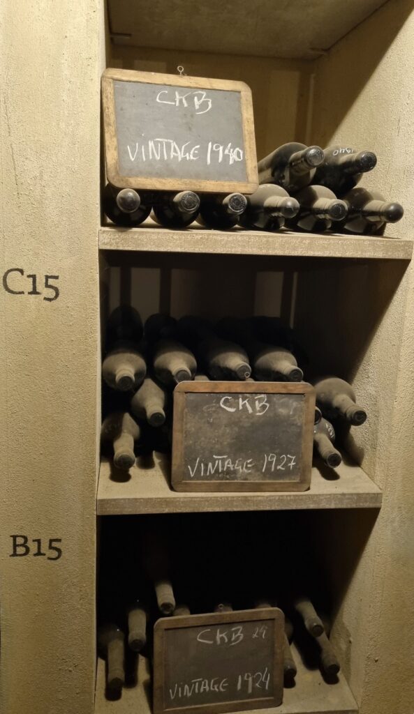 Botellas de Cockburn's Vintage de las añadas 1924, 1927 y 1940 en la sala de Vintage de las Bodegas Cockburn's