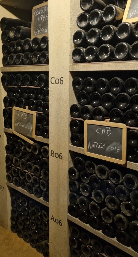 Botellas de Cockburn's Vintage de las añadas 1975 y 2017 en la sala de Vintage de las Bodegas Cockburn's