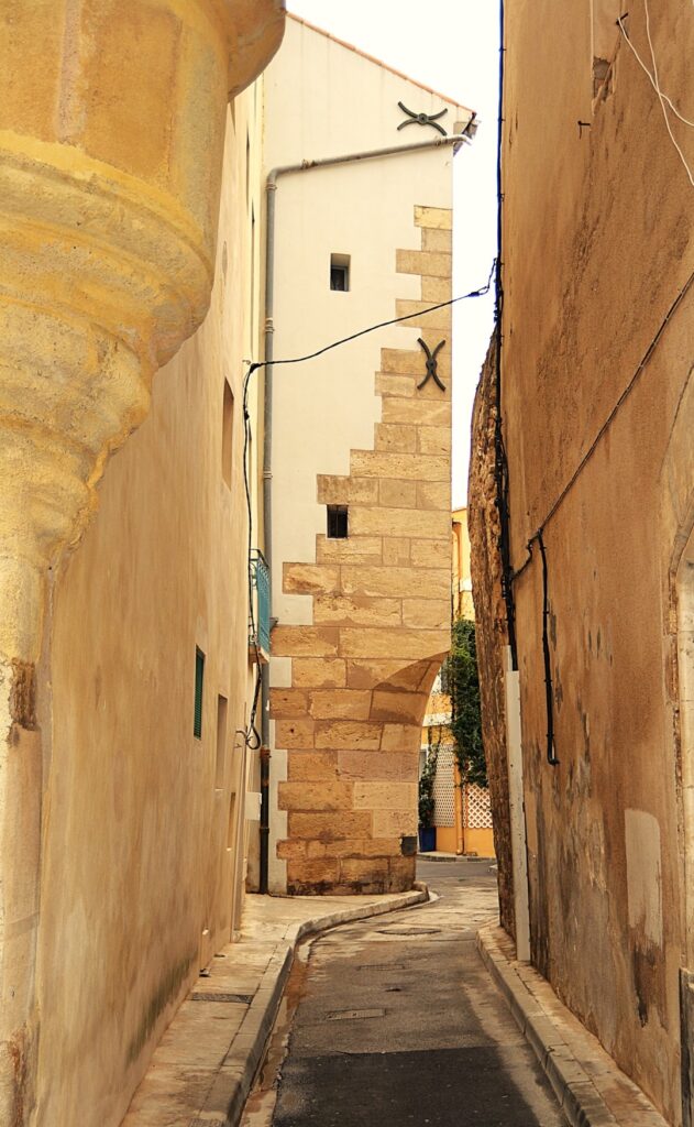 Callejón estrecho con sillares de piedra en el casco antiguo de Narbonne