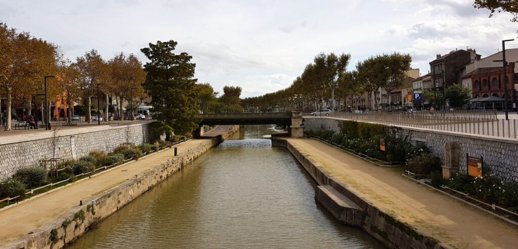 Canal de la Robine a su paso por el centro de Narbonne con paseo y puente