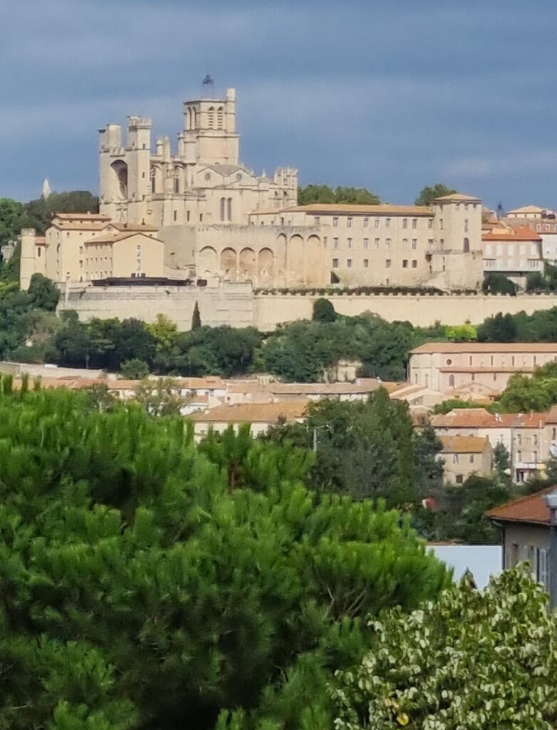 Vista panorámica de la catedral de Béziers dominando la ciudad desde lo alto