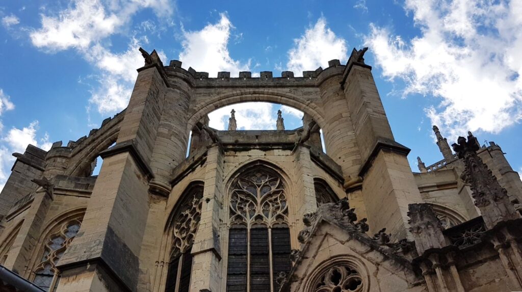 Catedral de Saint-Just-et-Saint-Pasteur de Narbonne con cielo azul vista desde el exterior