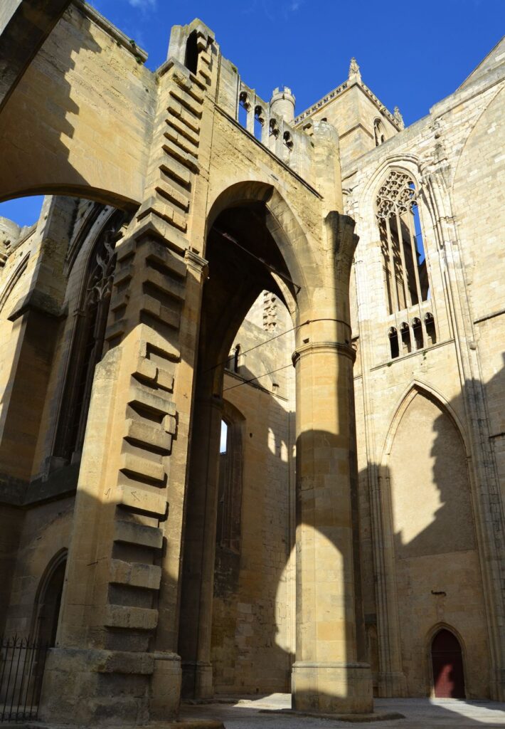 Detalle de la catedral de Saint-Just-et-Saint-Pasteur de Narbonne donde se aprecia su construcción inacabada