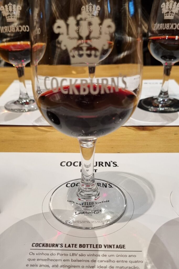 Copa de Cockburn's Late Bottled Vintage Port en la cata de las Bodegas Cockburn's de Oporto