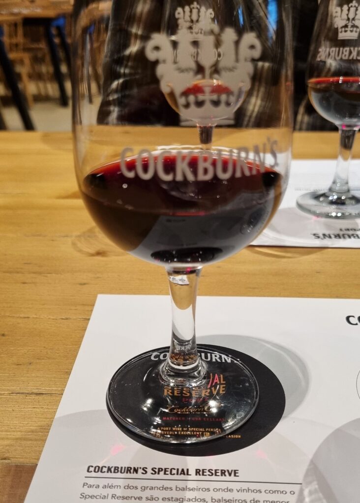 Copa de Cockburn's Special Reserve Port en la cata de las Bodegas Cockburn's de Oporto