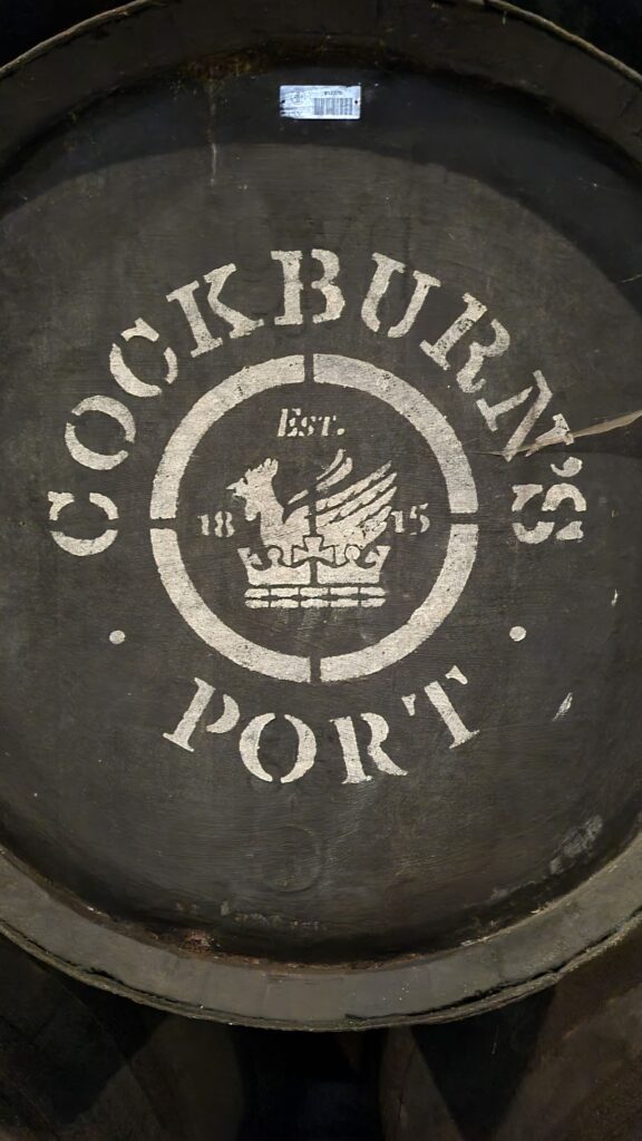 Detalle del frontal de una barrica con el logo grabado de Cockburn's Port Est. 1815