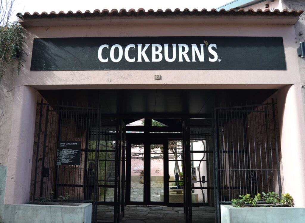 Entrada principal de las Bodegas Cockburn's en la Rua Serpa Pinto 346 de Vila Nova de Gaia, Oporto