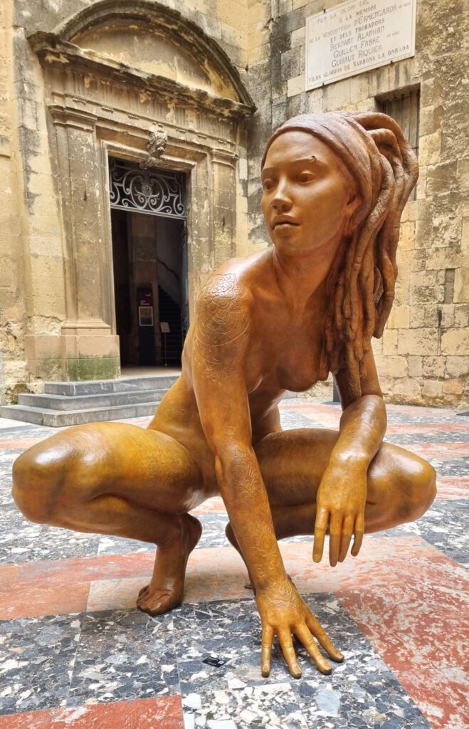 Escultura contemporánea en el patio del Palacio de los Arzobispos de Narbonne