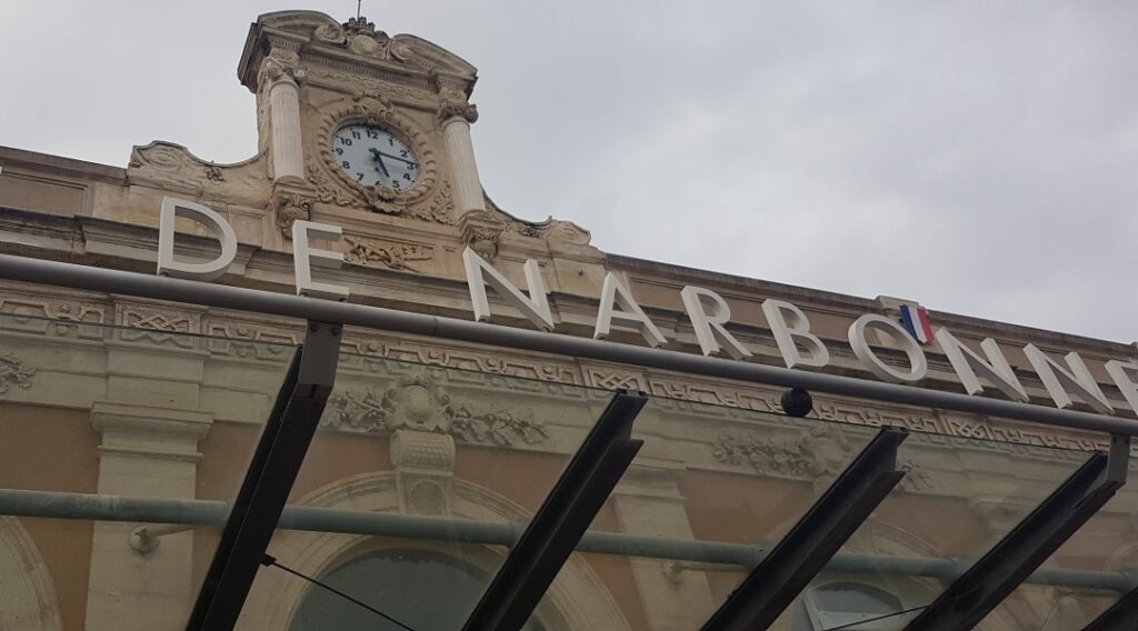 Fachada de la estación de tren de Narbonne con su reloj y ornamentación clásica