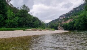 Playa de cantos rodados durante la bajada en barca por el Tarn desde La Malène, Gargantas del Tarn