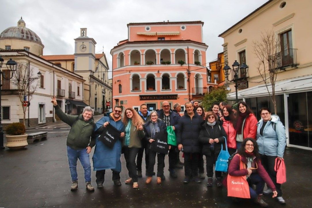 Grupo de participantes en el viaje a Rotonda en Basilicata durante la experiencia Lucania da Vivere en el Parque Nacional del Pollino