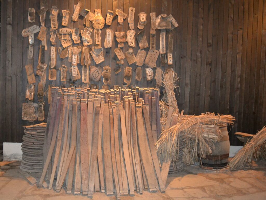 Herramientas y placas históricas de la tonelería de las Bodegas Cockburn's en Vila Nova de Gaia, Oporto