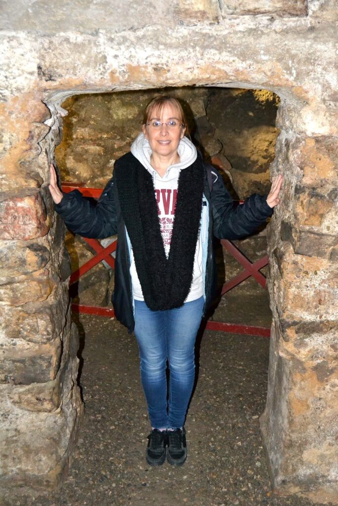 Visitante en el interior del Horreum de Narbonne, galerías subterráneas romanas