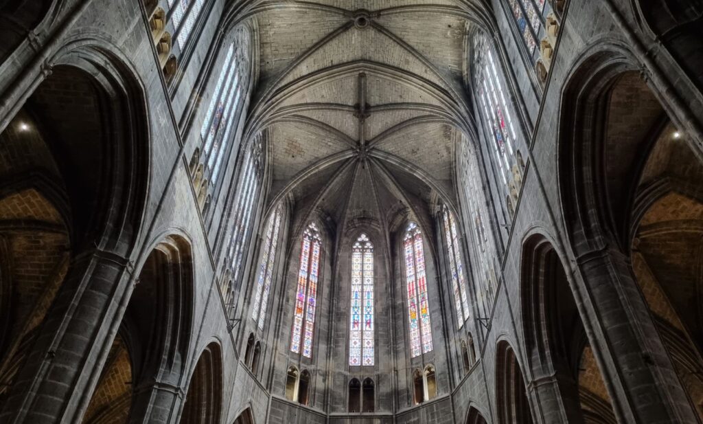 Interior de la catedral de Saint-Just-et-Saint-Pasteur de Narbonne con bóveda gótica