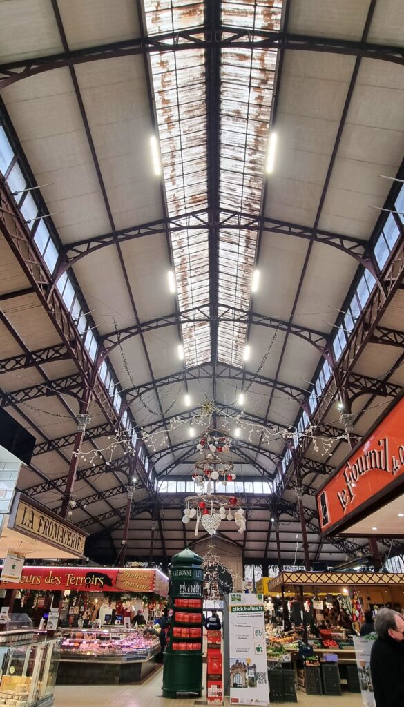 Interior del mercado Les Halles de Narbonne con estructura metálica