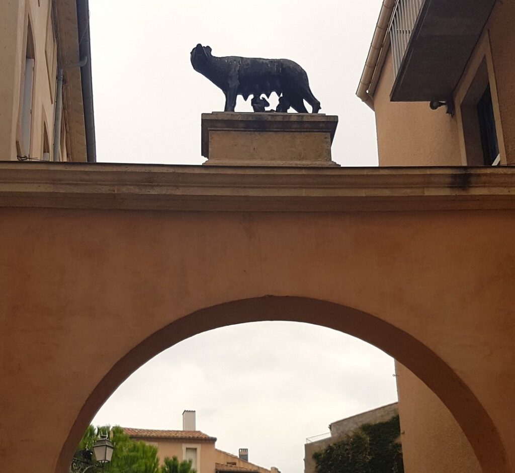 Escultura de la loba con Rómulo y Remo en Narbonne, símbolo de su pasado romano
