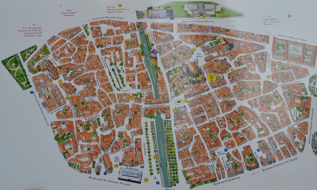 Mapa del centro histórico de Narbonne con indicación de zonas de aparcamiento