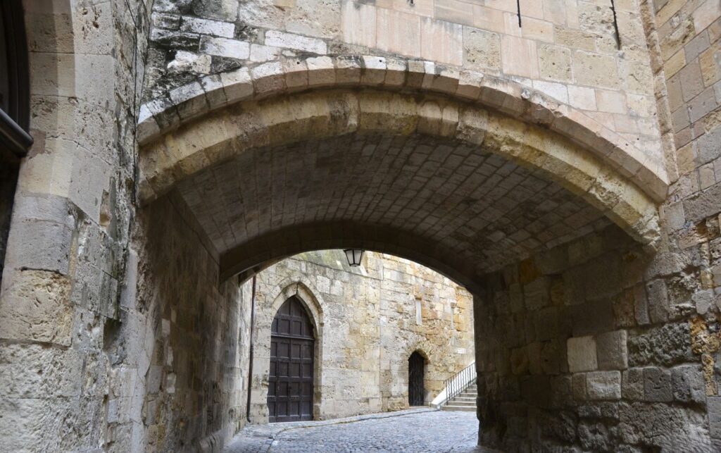 Acceso de piedra al Palacio de los Arzobispos de Narbonne en el casco histórico