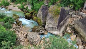 Rápidos del río Tarn entre las grandes rocas del Pas de Soucy, Gargantas del Tarn