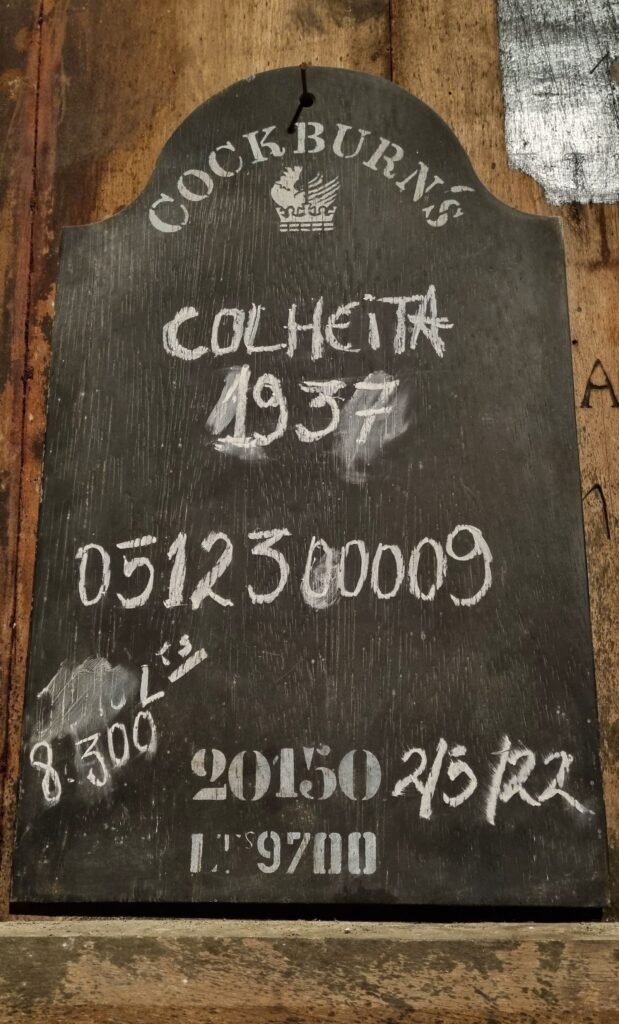 Pizarra de un tonel con la cosecha Colheita de 1937 en las Bodegas Cockburn's de Oporto
