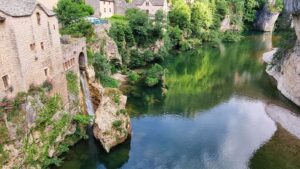 Pueblo de Saint-Chély-du-Tarn con su cascada sobre el río verde esmeralda, Gargantas del Tarn
