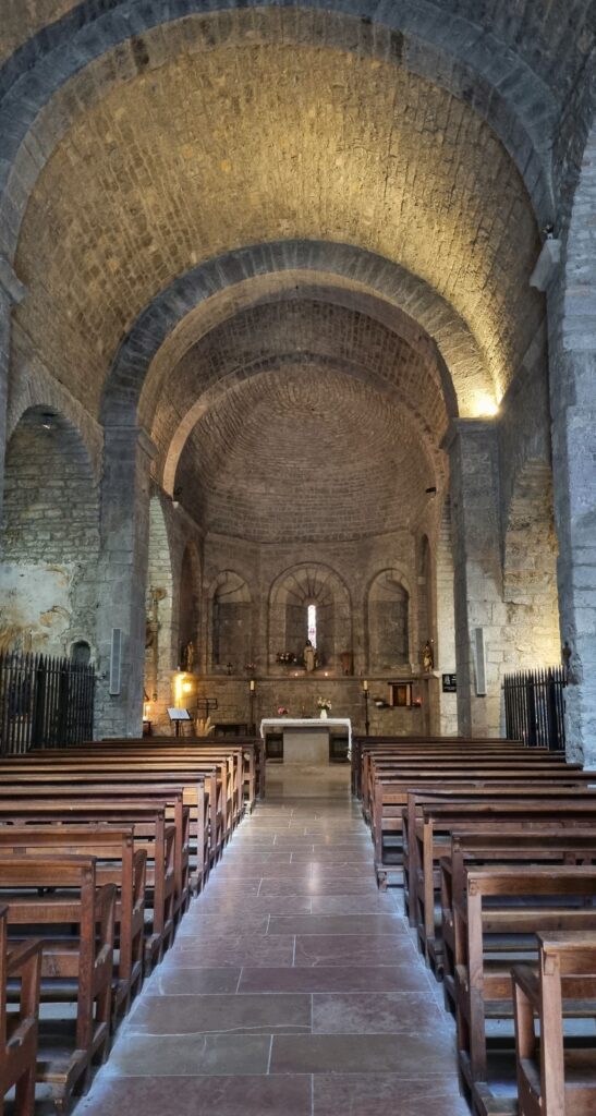 Interior románico de la iglesia Notre-Dame-du-Gourg con su nave y ábside en Sainte-Énimie