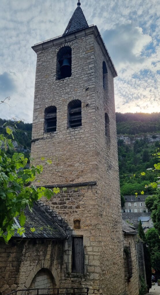 Campanario de piedra de la iglesia románica Notre-Dame-du-Gourg en Sainte-Énimie, Lozère
