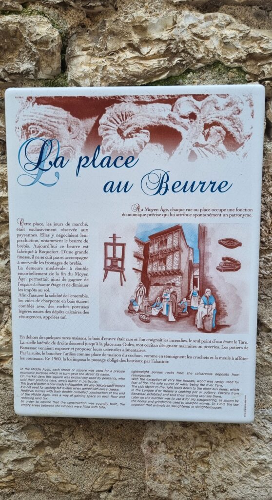 Panel informativo de la Place au Beurre, plaza medieval donde se vendía mantequilla en Sainte-Énimie