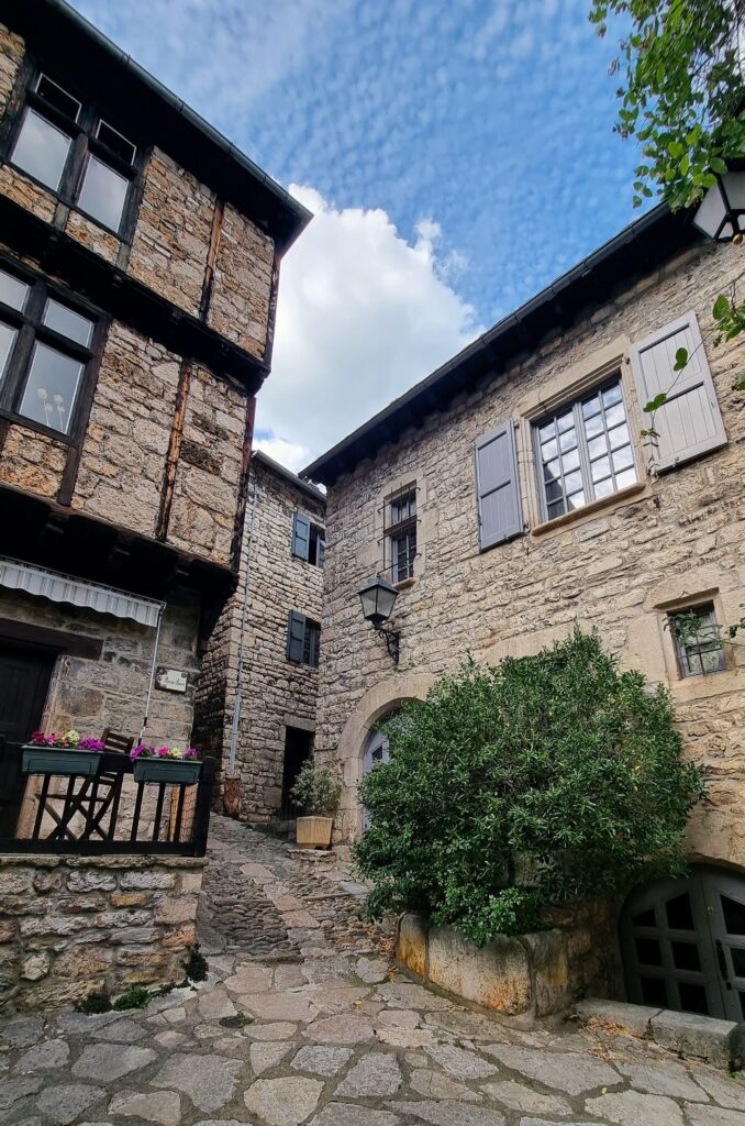 Plaza medieval de la Place au Beurre con casas de entramado en Sainte-Énimie, Lozère