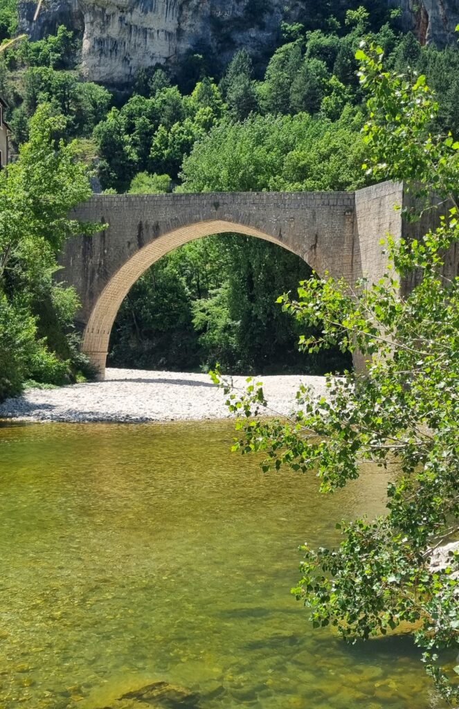Antiguo puente de piedra sobre el río Tarn en Sainte-Énimie, Lozère