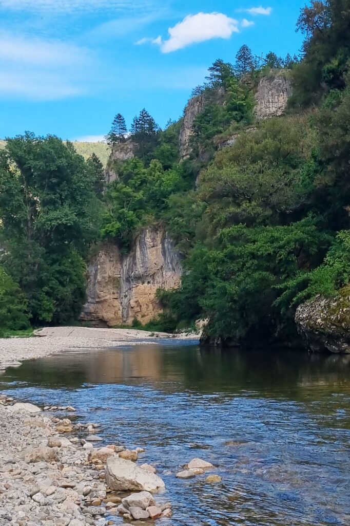 Río Tarn con playa de cantos rodados y acantilados en Sainte-Énimie, Lozère