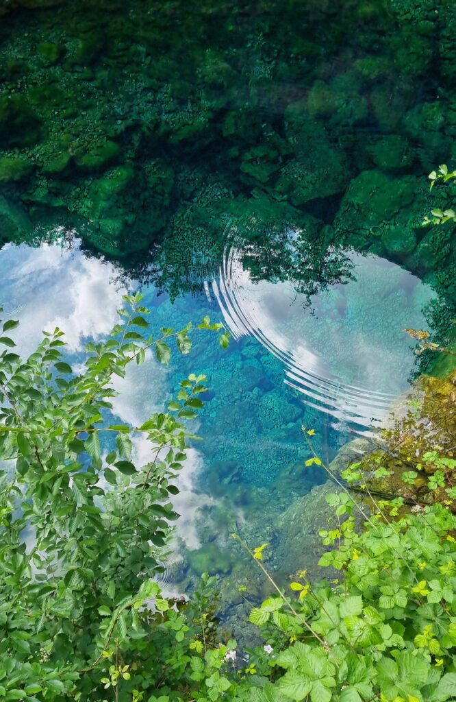 Aguas turquesas y transparentes de la Source de la Burle en Sainte-Énimie, Lozère