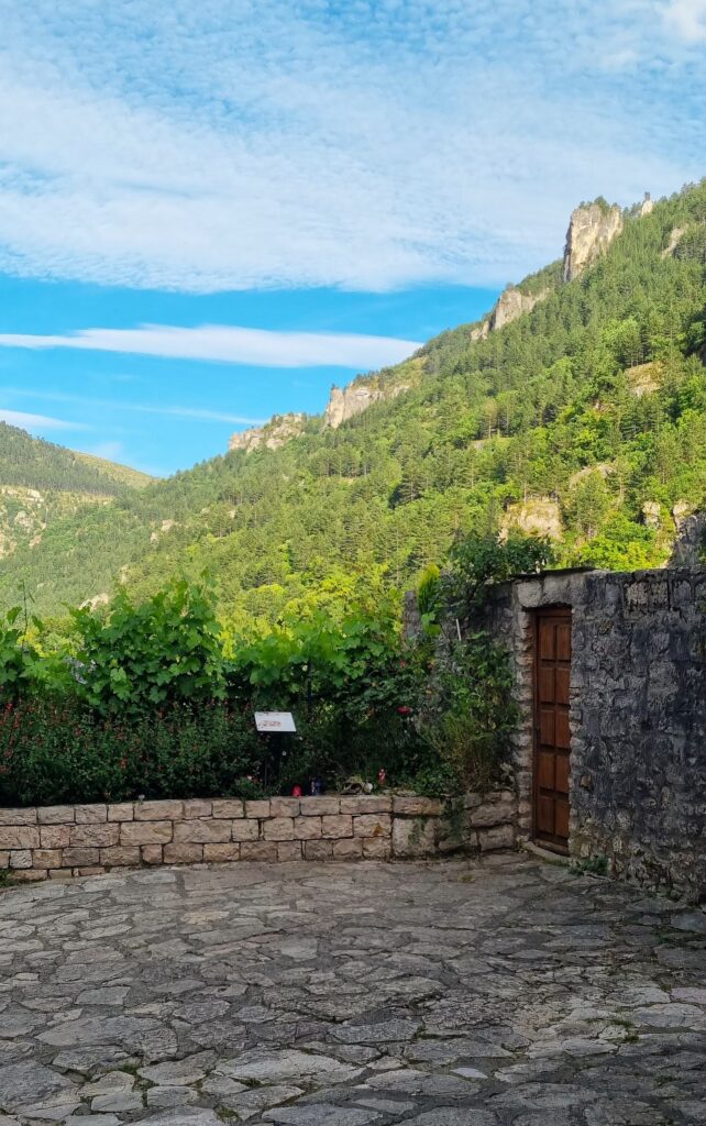 Plaza empedrada con vistas al cañón de las Gargantas del Tarn en Sainte-Énimie