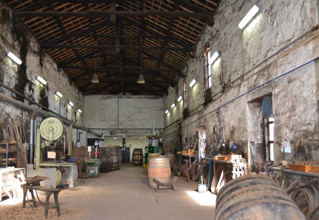 Vista general de la tonelería de las Bodegas Cockburn's en Vila Nova de Gaia, Oporto