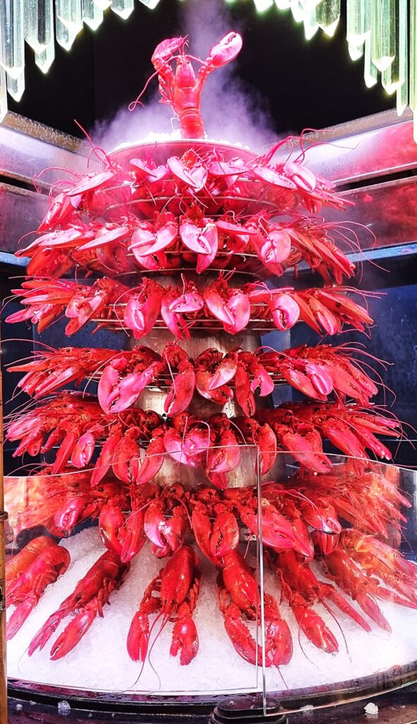 Torre de langostas y mariscos en Les Grands Buffets de Narbonne