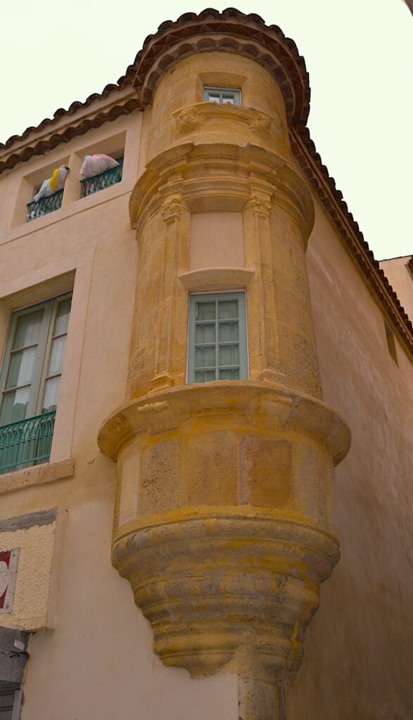 Torreta renacentista con molduras de piedra en una esquina del centro histórico de Narbonne
