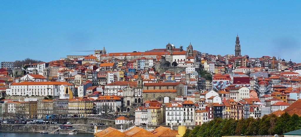 Vistas del casco antiguo de Oporto desde Vila Nova de Gaia, donde se encuentran las Bodegas Cockburn's